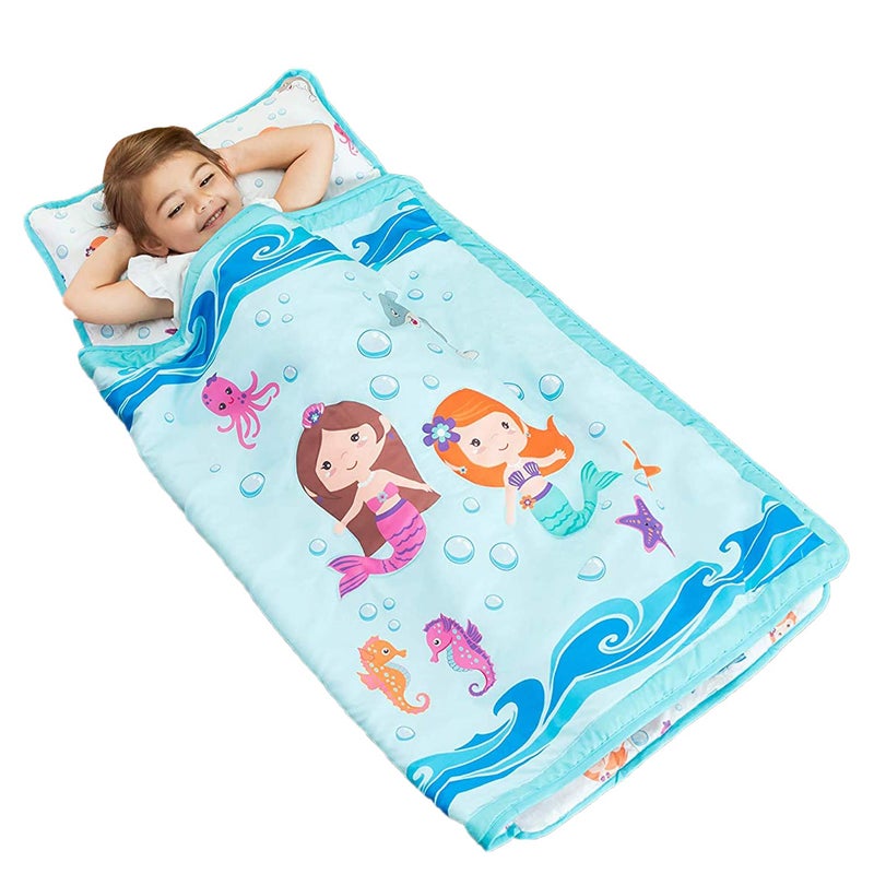 EVERYDAY KIDS حصيرة نوم للأطفال الصغار كل يوم مع وسادة قابلة للإزالة - حوريات البحر تحت الماء - مقبض حمل مع إغلاق بأشرطة تثبيت، تصميم قابل للتدوير، ميكروفايبر ناعم لمرحلة ما قبل المدرسة، حقيبة نوم للرعاية النهارية، للأعمار من 2-6 سنوات - Image 1